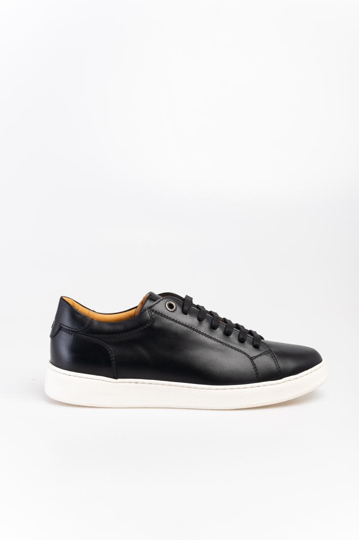 SNEAKERS - BLACK + WHITE S.